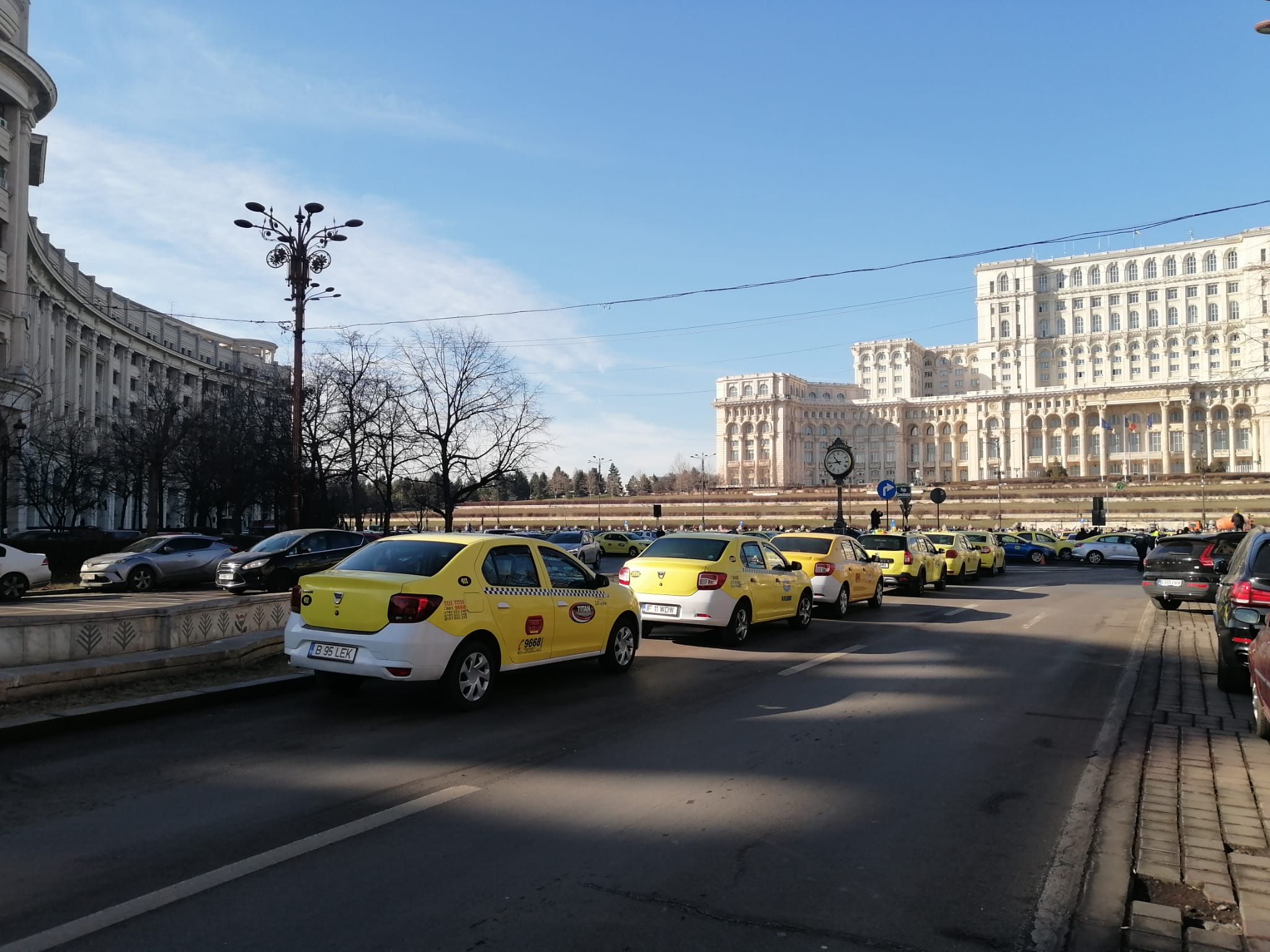 Șoferițe false de taxi, descoperite în Centrul Vechi