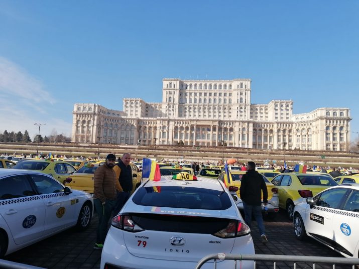 Peste 800 de taximetriști protestează în București