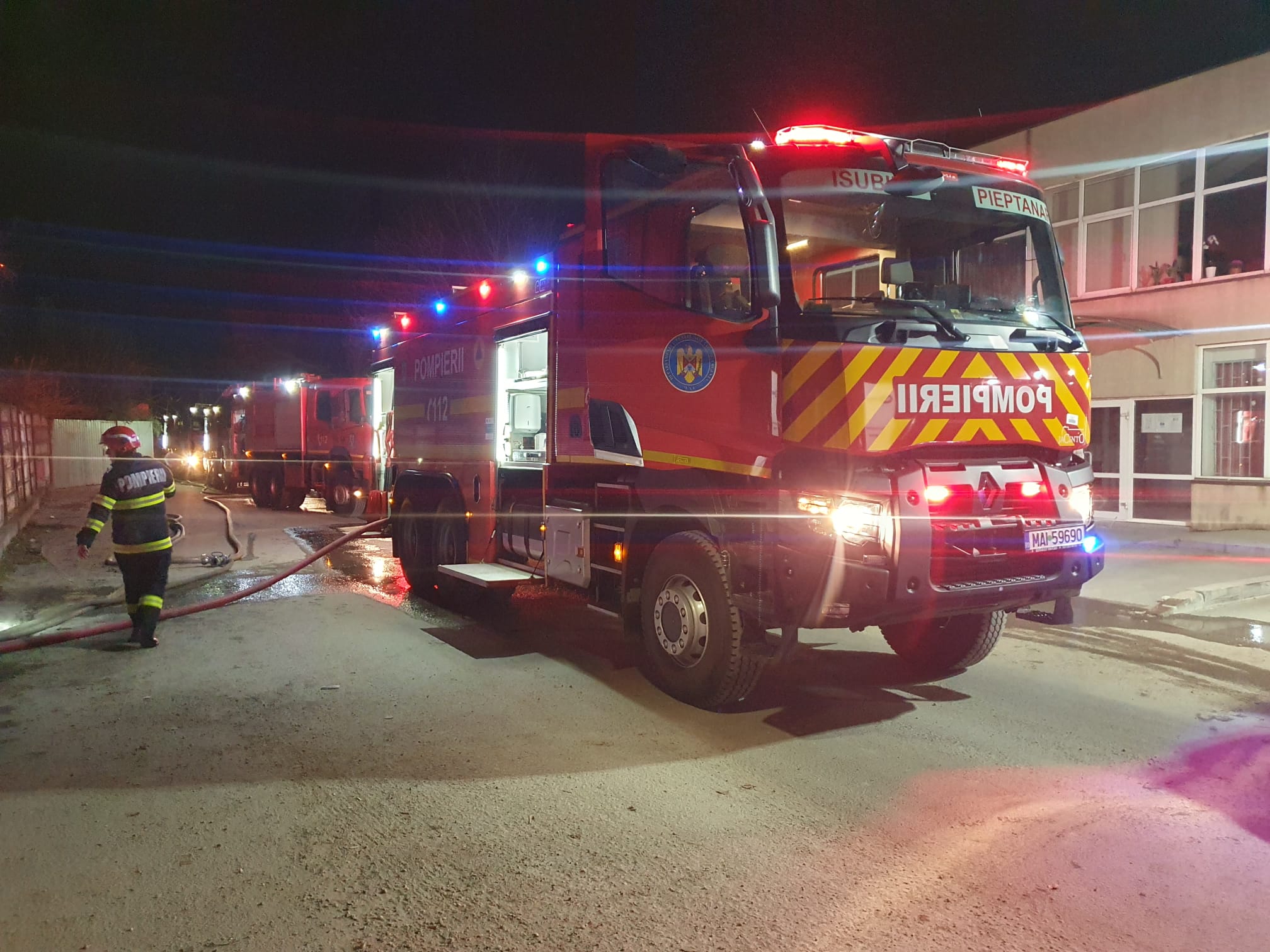 Incendiu puternic, într-un apartament din sectorul 2 al Capitalei!