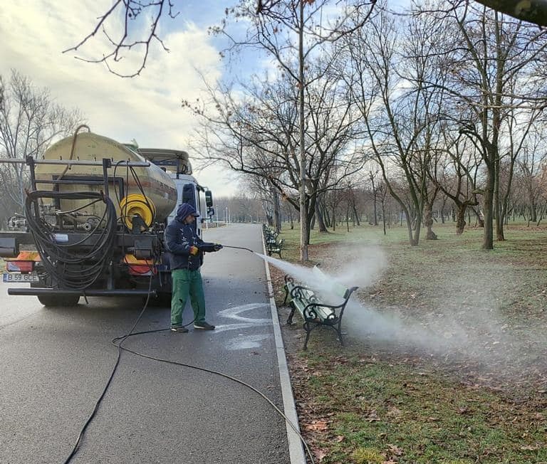 A început curățenia de primăvară în parcurile din Capitală!
