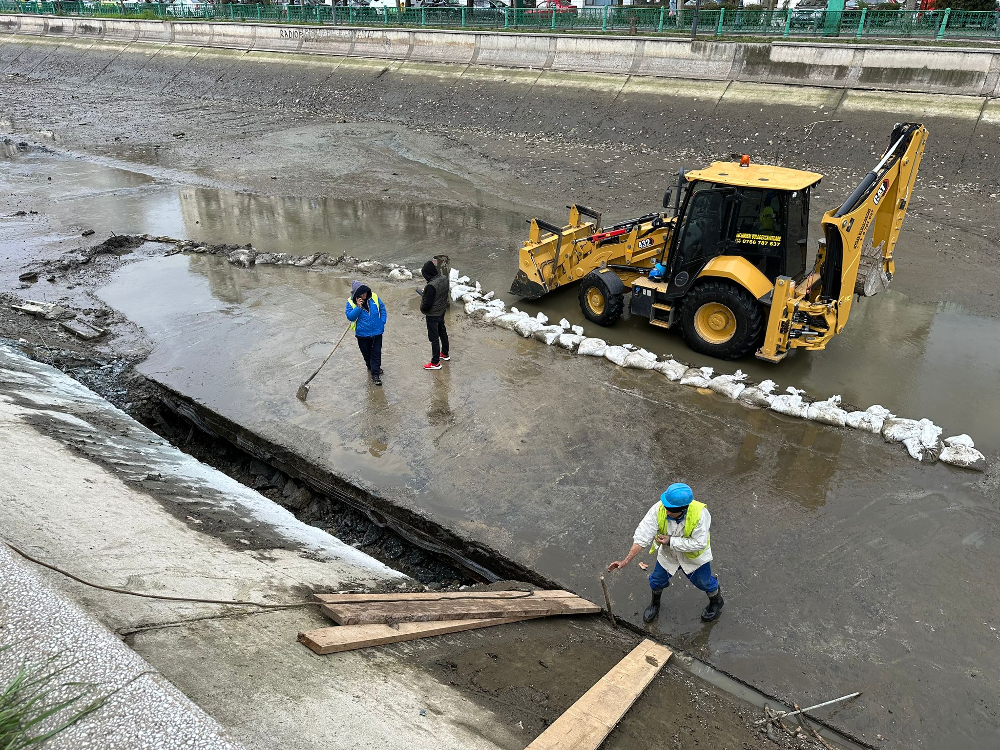 FOTO: Intervenție de urgență în cazul unui VORTEX creat în albia Dâmboviței în zona Operetei!