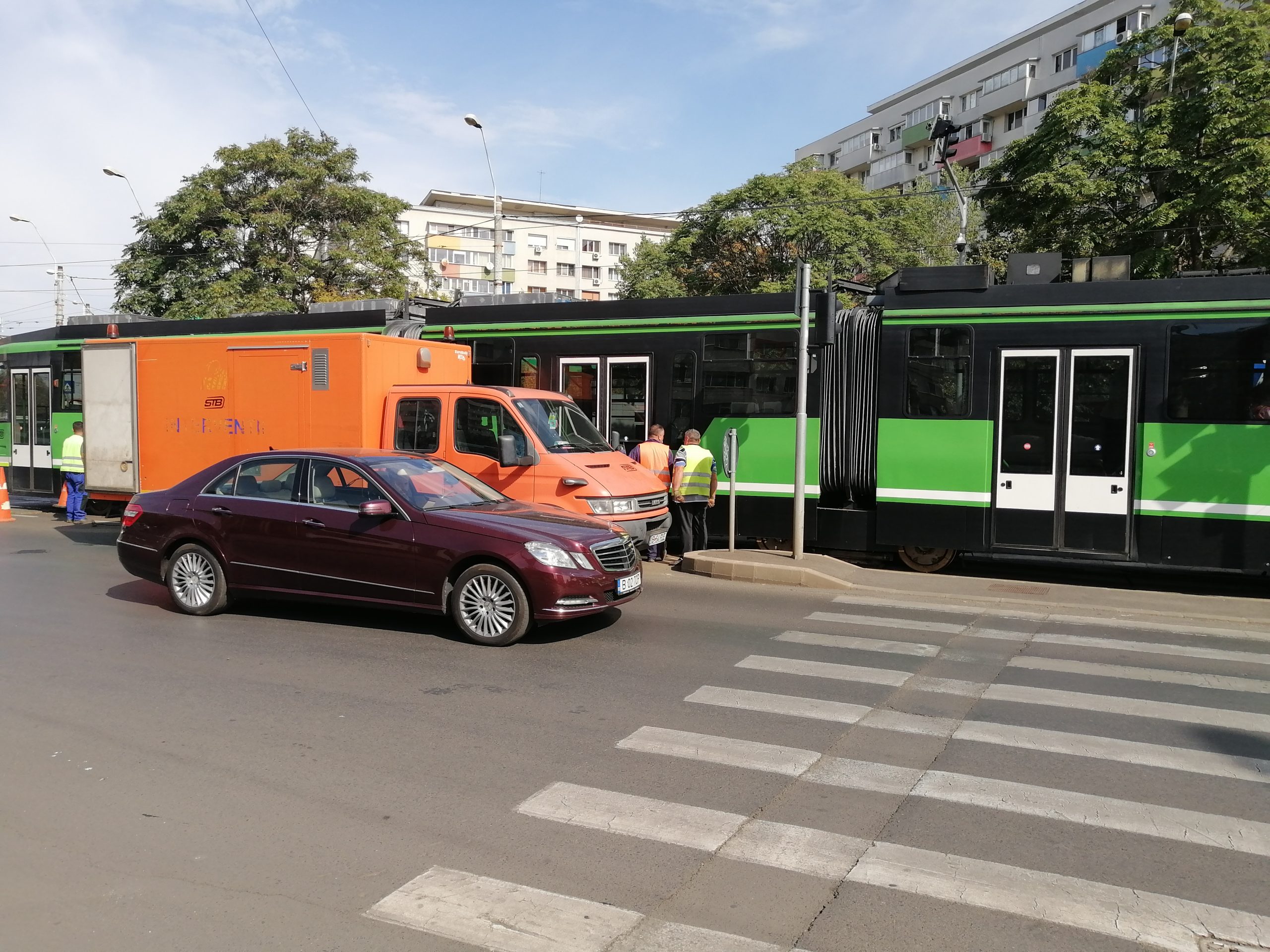Circulaţia tramvaielor pe linia 10, blocată din cauza unui vagon care a deraiat
