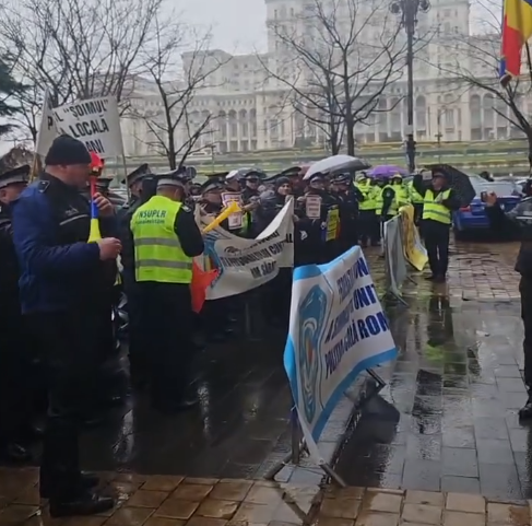 Poliţiştii locali protestează la sediul Ministerului Dezvoltării