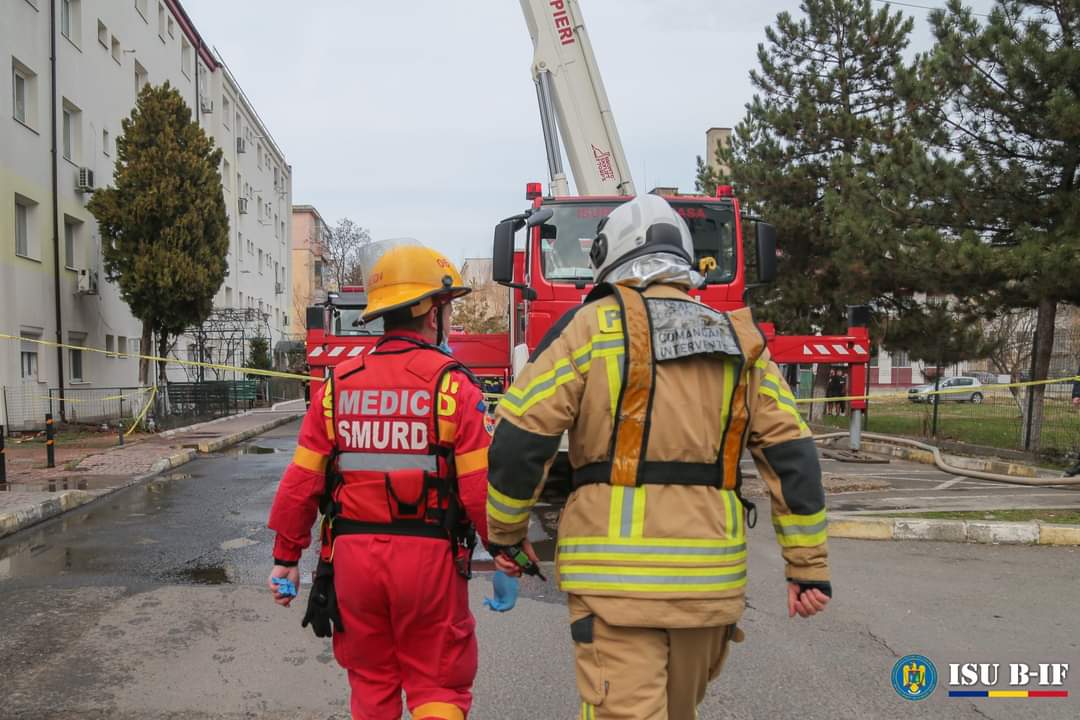 UPDATE: Incendiu puternic la un depozit din nordul Capitalei