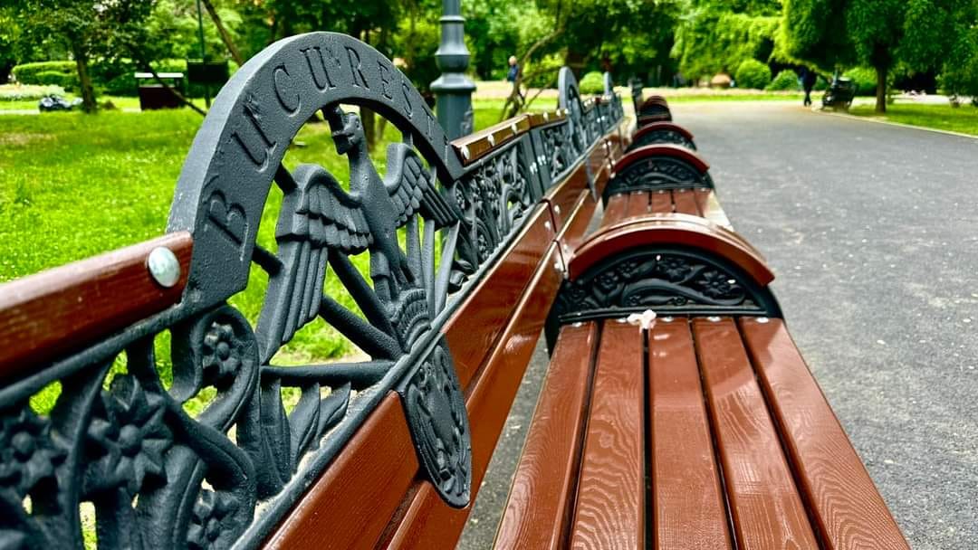 Mobilier schimbat, in parcul Cișmigiu