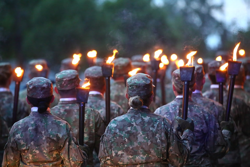 Ministrul Moşteanu: Trebuie să continuăm investiţiile în echipamente şi în militarii români