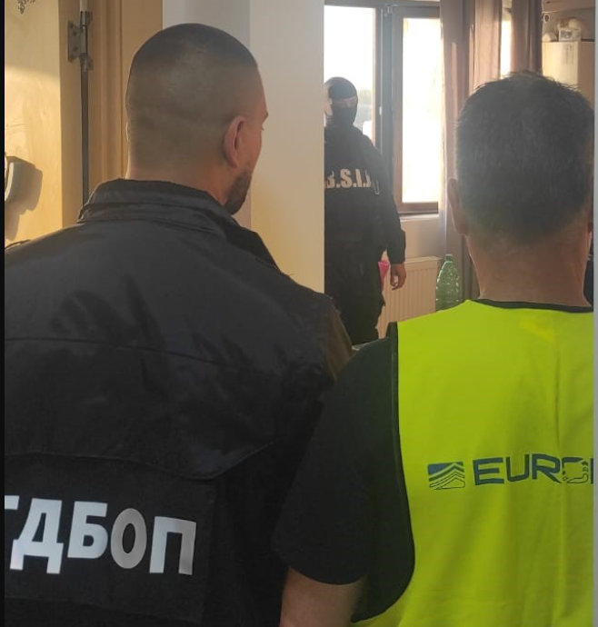 Opt suspecţi au fost reţinuţi în urma percheziţiilor la presupuşi traficanţi de migranţi