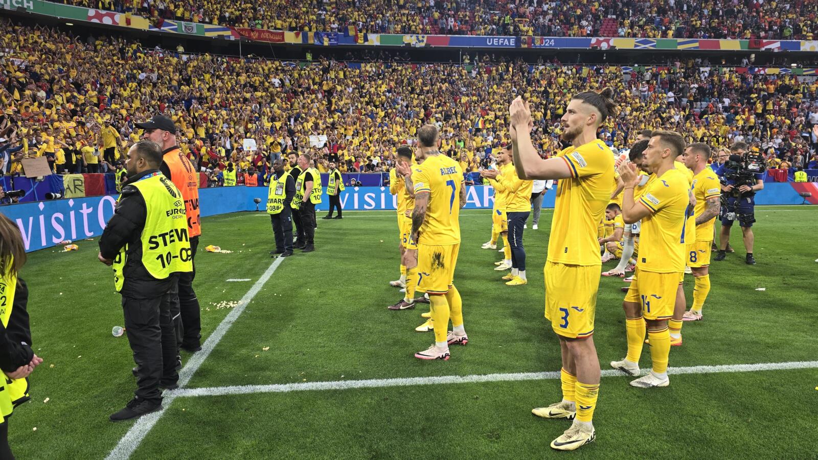 Echipa naţională de fotbal a României revine în ţară în această seară și invită suporterii în Casa Tricolorilor