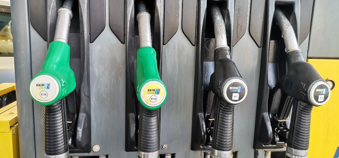 Preţul carburanţilor s-a majorat, însă România se află în topul ţărilor cu cea mai ieftină benzină şi motorină în UE