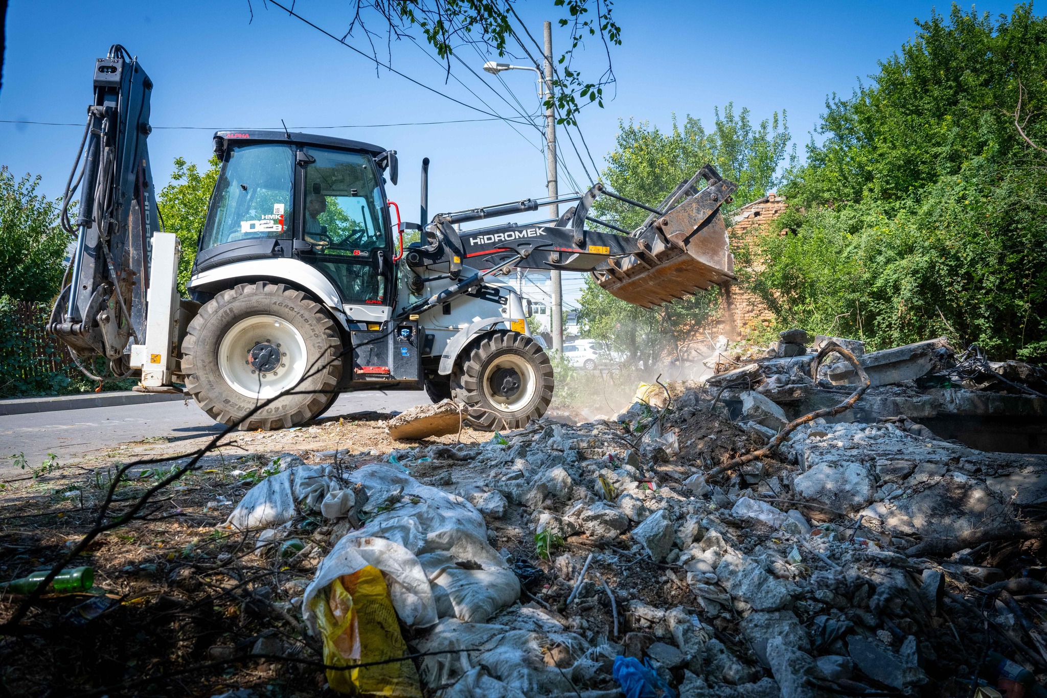PS6: Zeci de tone de gunoi, ridicate de pe un teren din Giulești!