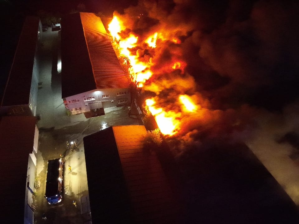 Incendiu la un depozit din Afumaţi; intervin 18 autospeciale de pompieri