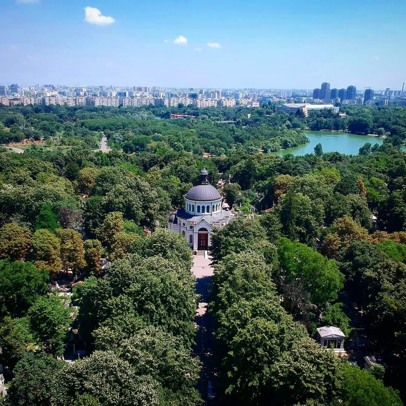 Control judiciar pentru doi tineri acuzați că au dansat pe morminte în Cimitirul Bellu din București
