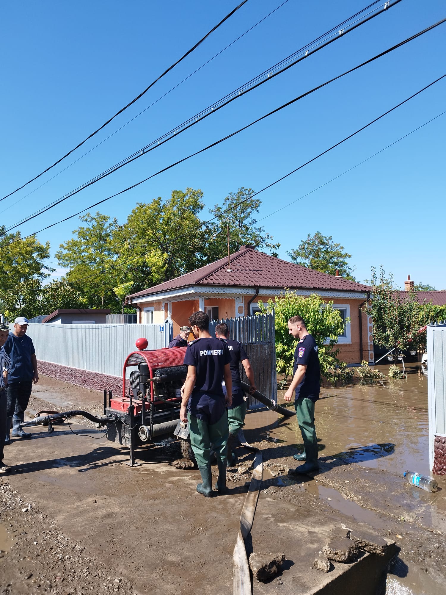 IGSU: Opt camioane vor transporta materiale pentru ajutorarea comunităţilor din Galaţi afectate de inundaţii