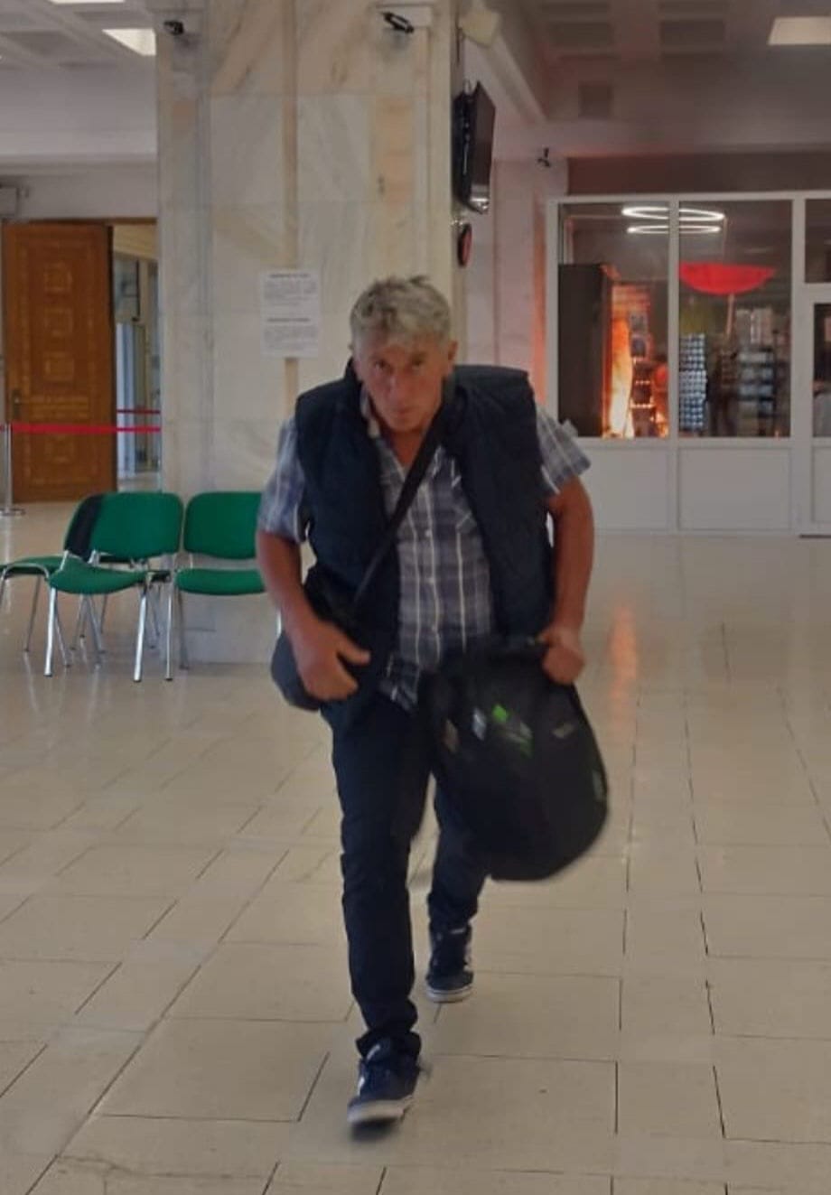 Poliţiştii caută persoana care a incendiat o sală din Palatul Parlamentului; cine îl vede să sune la 112