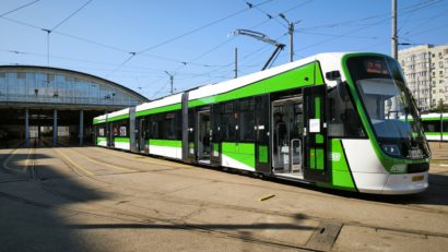 Un controlor a fost agresat fizic de către un călător pe traseul liniei de tramvai 10