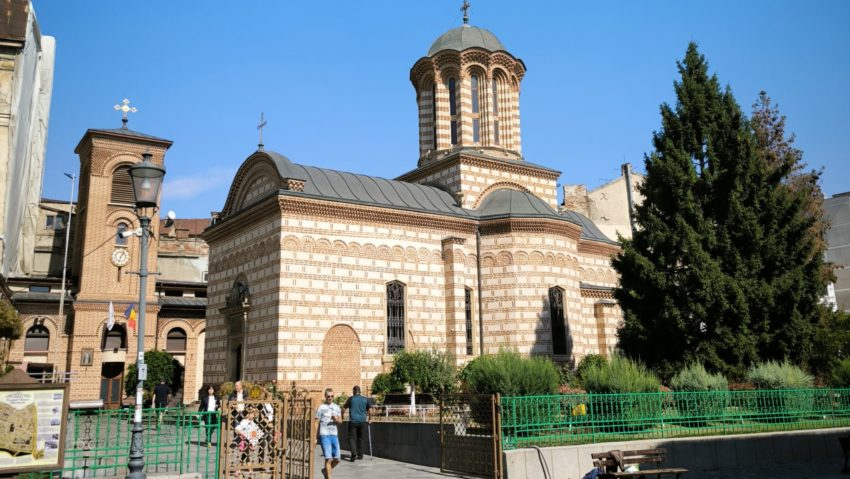 Din Curtea Domnească, locul de început al Bucureștiului, a rămas doar mizerie și părăsire!