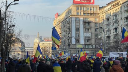 Jandarmeria încearcă să separe protestul sindicaliştilor de susţinătorii lui Georgescu