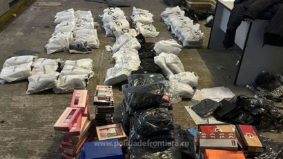 Produse de îmbrăcăminte, marochinărie şi încălţăminte susceptibile a fi contrafăcute, descoperite de poliţiştii de frontieră într-un autocar