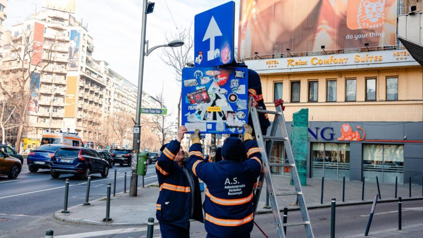 Indicatoarele rutiere vandalizate în București, curățate de echipele Administrației Străzilor!