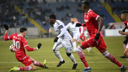 „Câinii roșii” termină la egalitate pentru a treia oară în ultimele cinci dăți în Superligă: FC Botoșani „ a anulat” două puncte celor de la Dinamo București, dar formația din Capitală se află „la cârma” campionatului