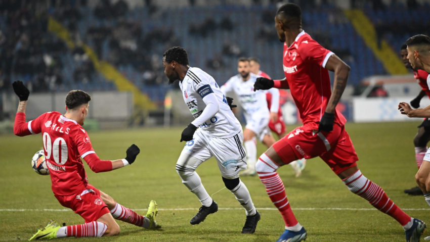 „Câinii roșii” termină la egalitate pentru a treia oară în ultimele cinci dăți în Superligă: FC Botoșani „ a anulat” două puncte celor de la Dinamo București, dar formația din Capitală se află „la cârma” campionatului „Câinii roșii” termină la egalitate pentru a treia oară în ultimele cinci dăți în Superligă: FC Botoșani „ a anulat” două puncte celor de la Dinamo București, dar formația din Capitală se află „la cârma” campionatului