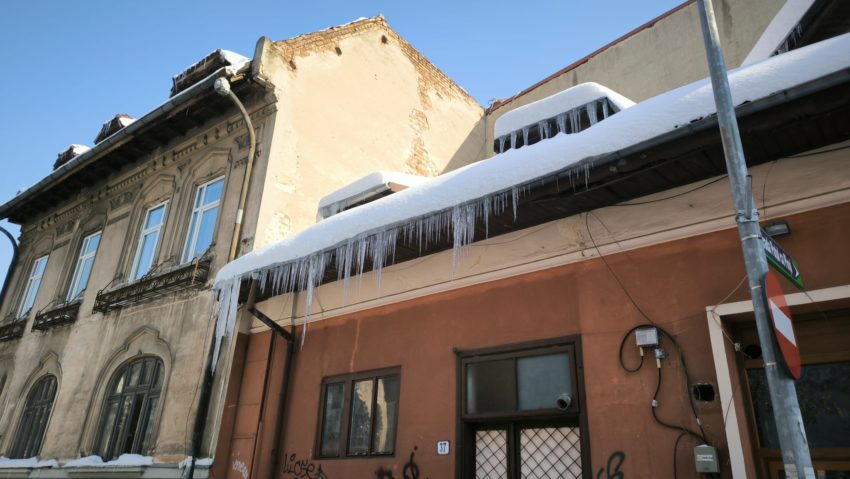 Țurțurii, o sabie a lui Damocles! Proprietarii sunt obligați să-i înlăture!