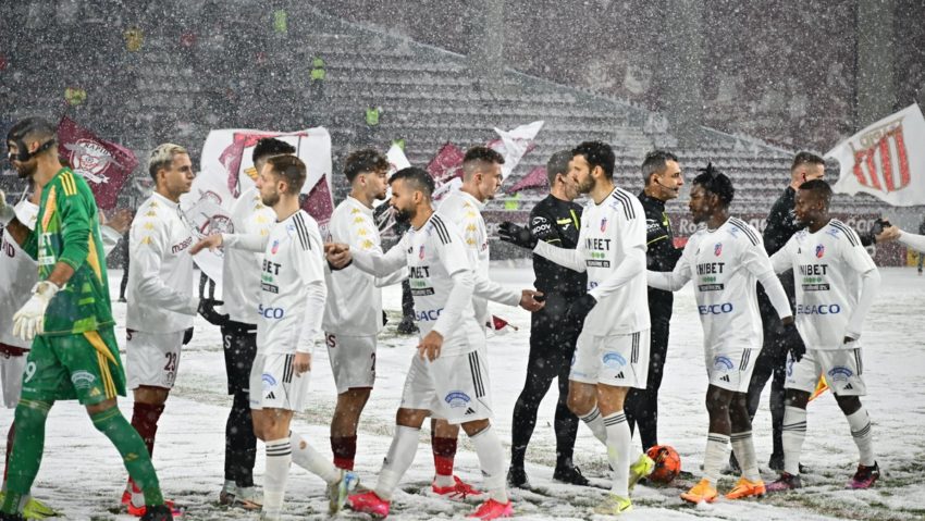Pe un „Giulești înzăpezit”, ninsoarea a fost de bun augur pentru elevii lui Marius Șumudică: Rapid a câștigat cu FC Botoșani și este în „cărți” pentru intrarea în play-off-ul din Superligă