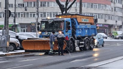 Autoritățile curăță zăpada din București cu nu mai puțin de 276 de utilaje de deszăpezire!