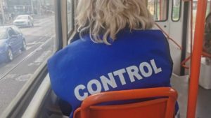 Femeie cercetată pentru ultraj după ce ar fi agresat o controloare STB într-un autobuz din Capitală