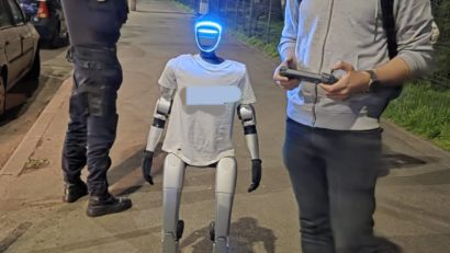 Un robot în Piața Victoriei!