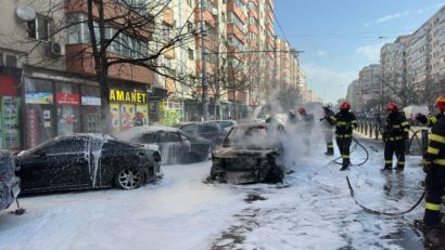 O maşină a luat foc pe Calea Moşilor