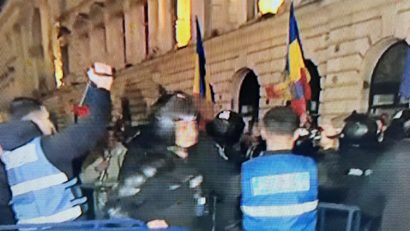 Jandarmeria Capitalei: Unii dintre protestatarii de la BEC au spart bucăţi de caldarâm pentru a le arunca în forţele de ordine