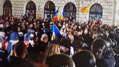 Jandarmeria Capitalei: Obiecte aruncate asupra forţelor de ordine de protestatarii de la BEC; înca un jandarm a fost rănit