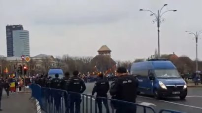 Câteva mii de persoane protestează în Piaţa Victoriei