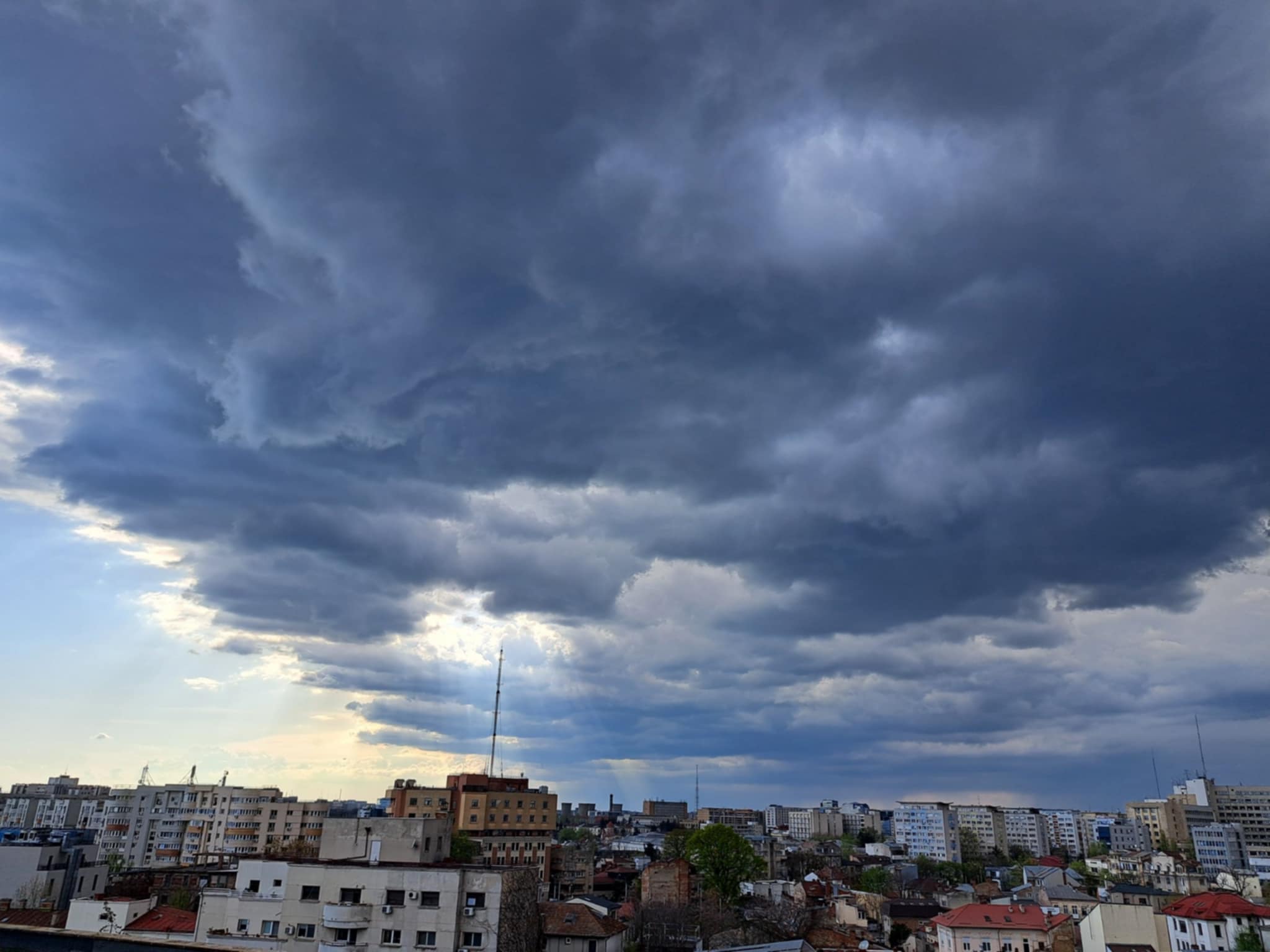 „Vremea capricioasă în București: ce surprize ne aduce azi?”