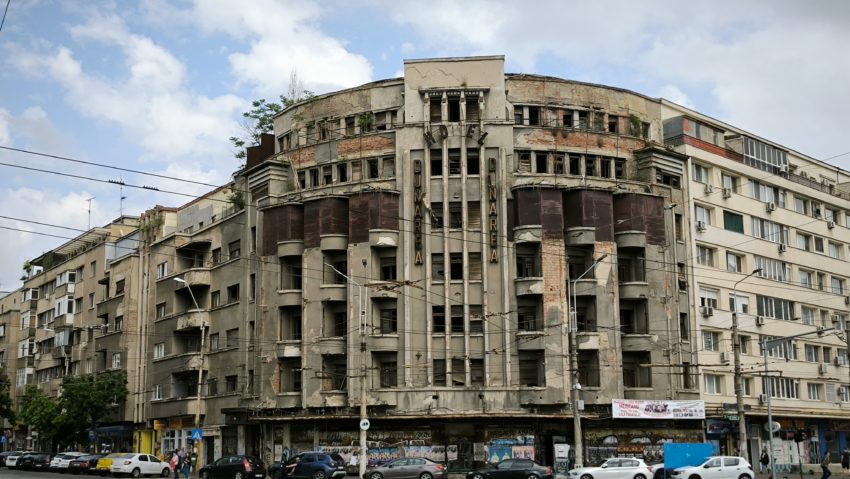 FOTO| Povestea tristă a fostului Hotel Dunărea, ajuns de la bijuterie art-deco la ruină emblematică