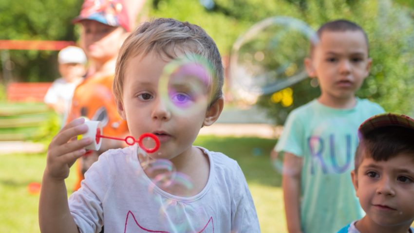 În Sectorul 6 s-a dat startul înscrierilor la creșele de stat. Peste 1100 de locuri disponibile