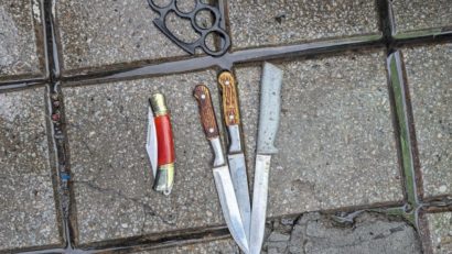 Arme albe descoperite de jandarmi la protestul din Piața Constituției