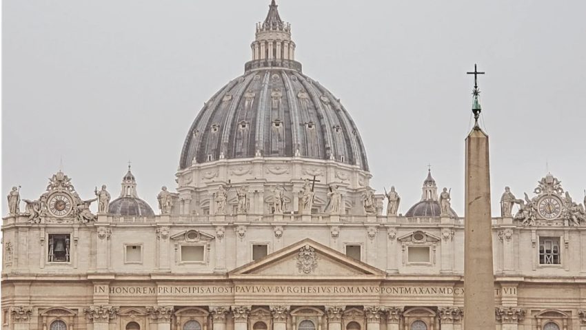 VIDEO: Fum alb la Vatican! A fost ales un nou papă!