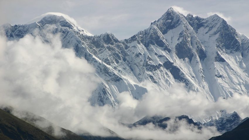 Un alpinistul român a murit pe vârful Lhotse din Nepal