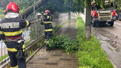 IGSU: Trei drumuri naţionale, blocate temporar din cauza ploilor; pompierii intervin în 16 judeţe şi în Bucureşti