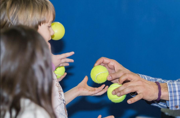 Ateliere creative și distractive pentru copii, la Teatrul Ion Creangă: imprimare cu plante și inițiere în jonglerie”