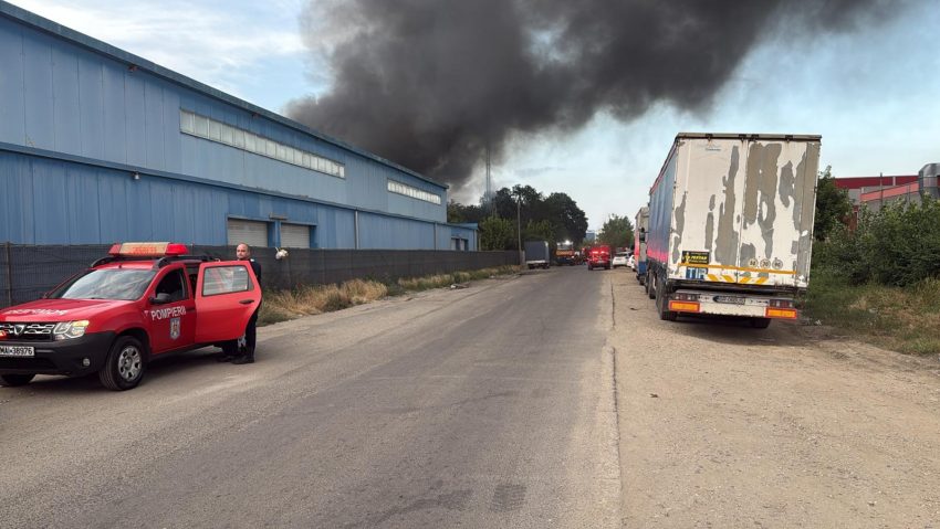 Incendiu la un spațiu de depozitare, pe strada Preciziei, Sector 6