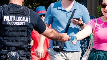 Primăria Capitalei distribuie apă potabilă bucureștenilor care tranzitează zonele aglomerate din oras