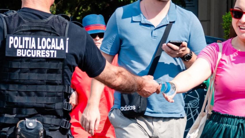 Primăria Capitalei distribuie apă potabilă bucureștenilor care tranzitează zonele aglomerate din oras