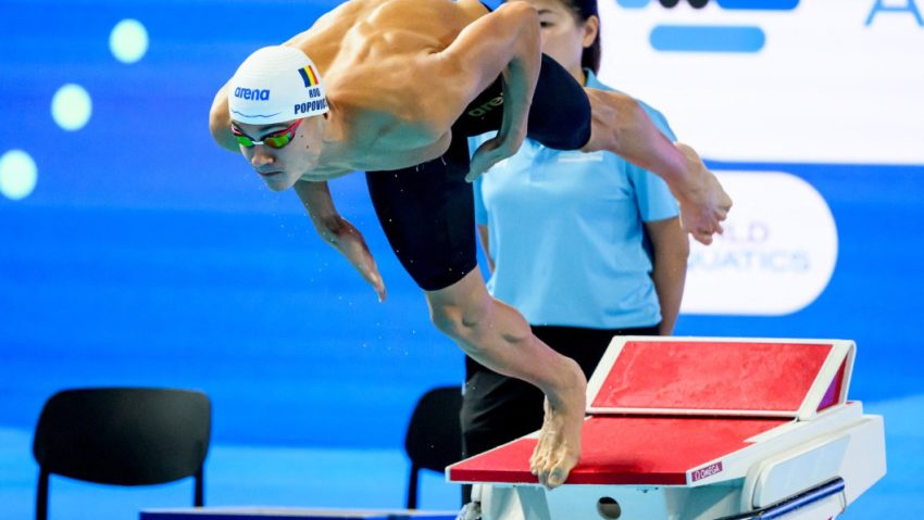 David Popovici a obținut al doilea cel mai bun timp din semifinale și va lupta pentru medalii în proba de 100 de metri liber. Pan Zhanle, eliminat surprinzător de la Campionatele Mondiale de Natație de la Singapore