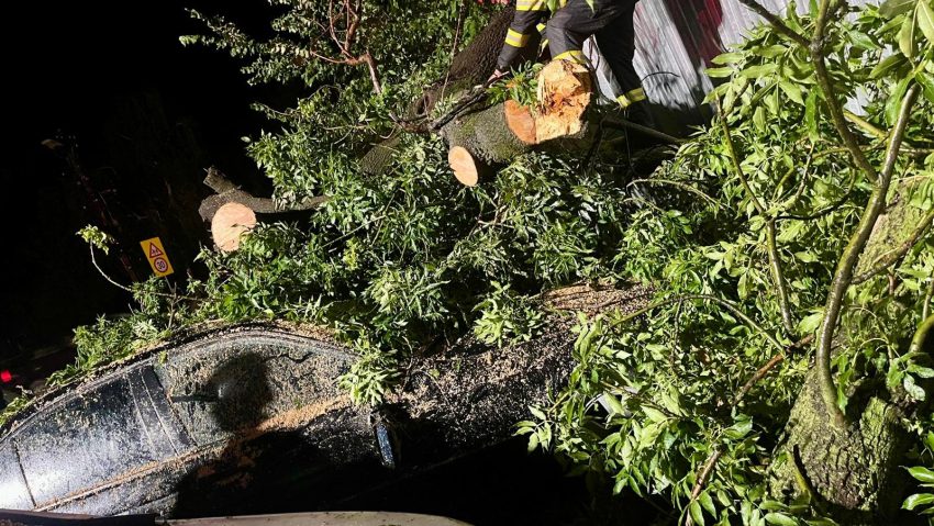 DSU: Pagube în 60 de localităţi din 14 judeţe şi în Bucureşti, în urma vremii severe de joi