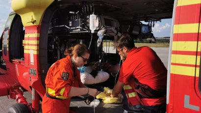 Un copil și mama lui, în stară gravă, aduși de la spitalul din Veliko Târnovo cu elicopterului Black Hawk în România