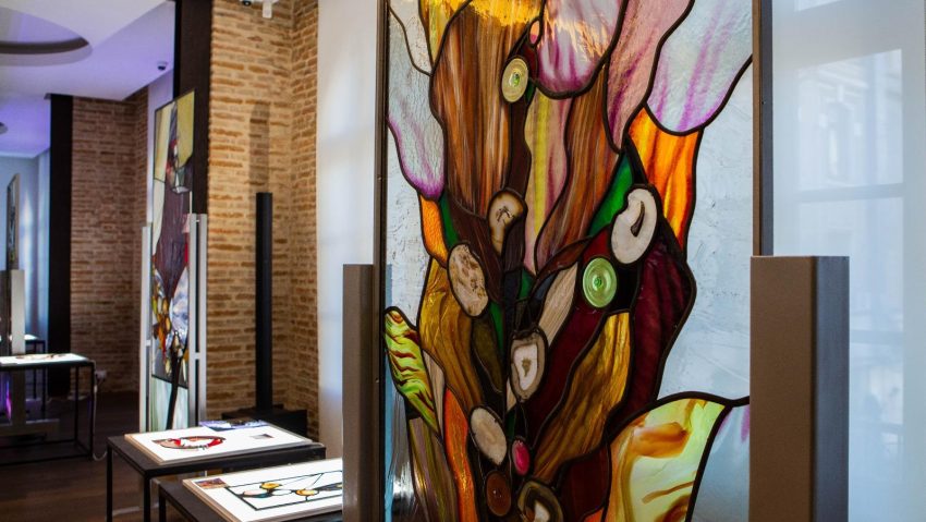 Premieră națională la ARCUB: Amalia Verzea aduce vitraliul în prim-plan, într-o expoziție fără precedent