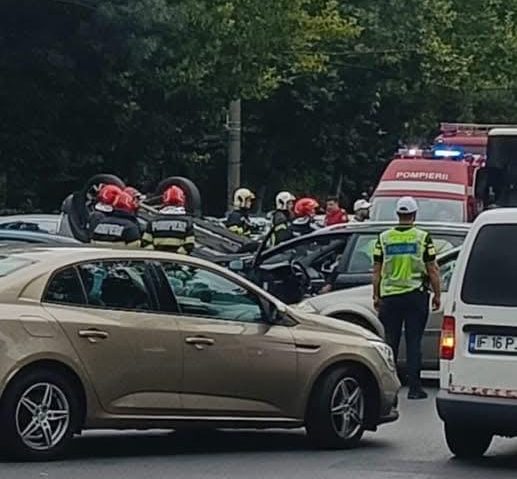 Sectorul 3: mașină răsturnată după un impact la intersecția Nicolae Grigorescu – Constantin Brâncuși